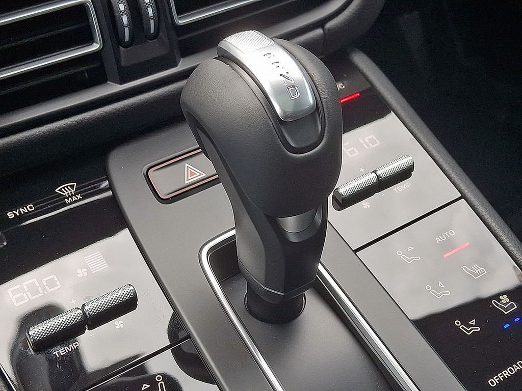 Thumbnail: 2025 Porsche Macan - 17