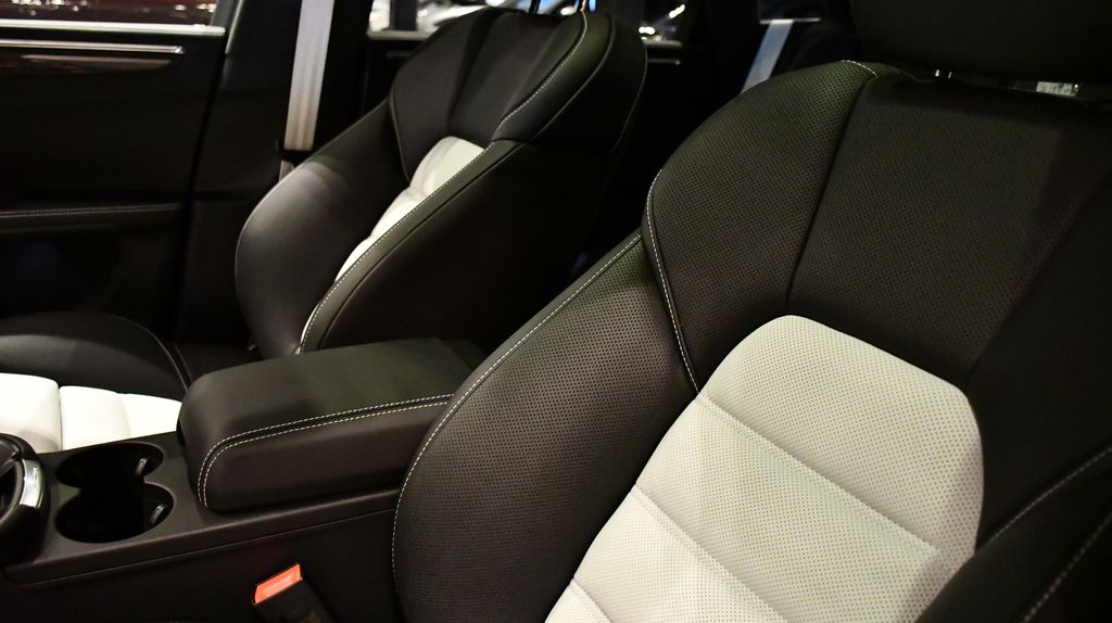 Thumbnail: 2026 Porsche Macan - 21