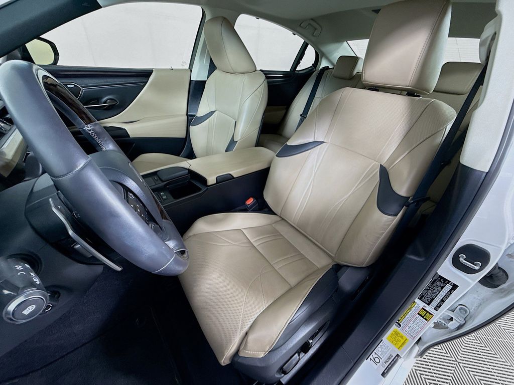 Thumbnail: 2021 Lexus ES - 21