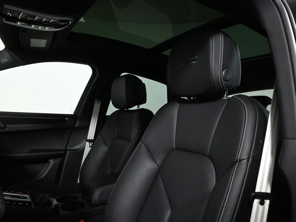 Thumbnail: 2025 Porsche Macan - 16