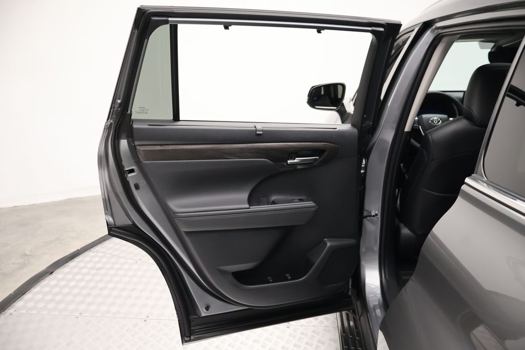 Thumbnail: 2026 Toyota Highlander - 21