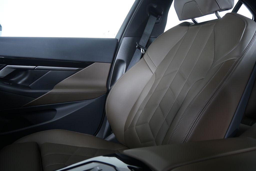 Thumbnail: 2025 BMW 5 Series - 24