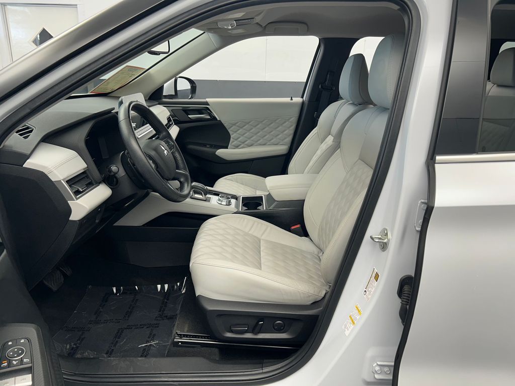 Used 2022 White Diamond Mitsubishi SEL image 14