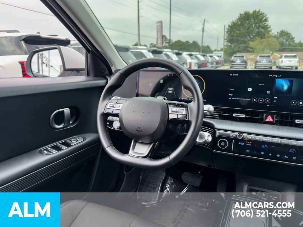 Used 2025 White Hyundai SEL image 17