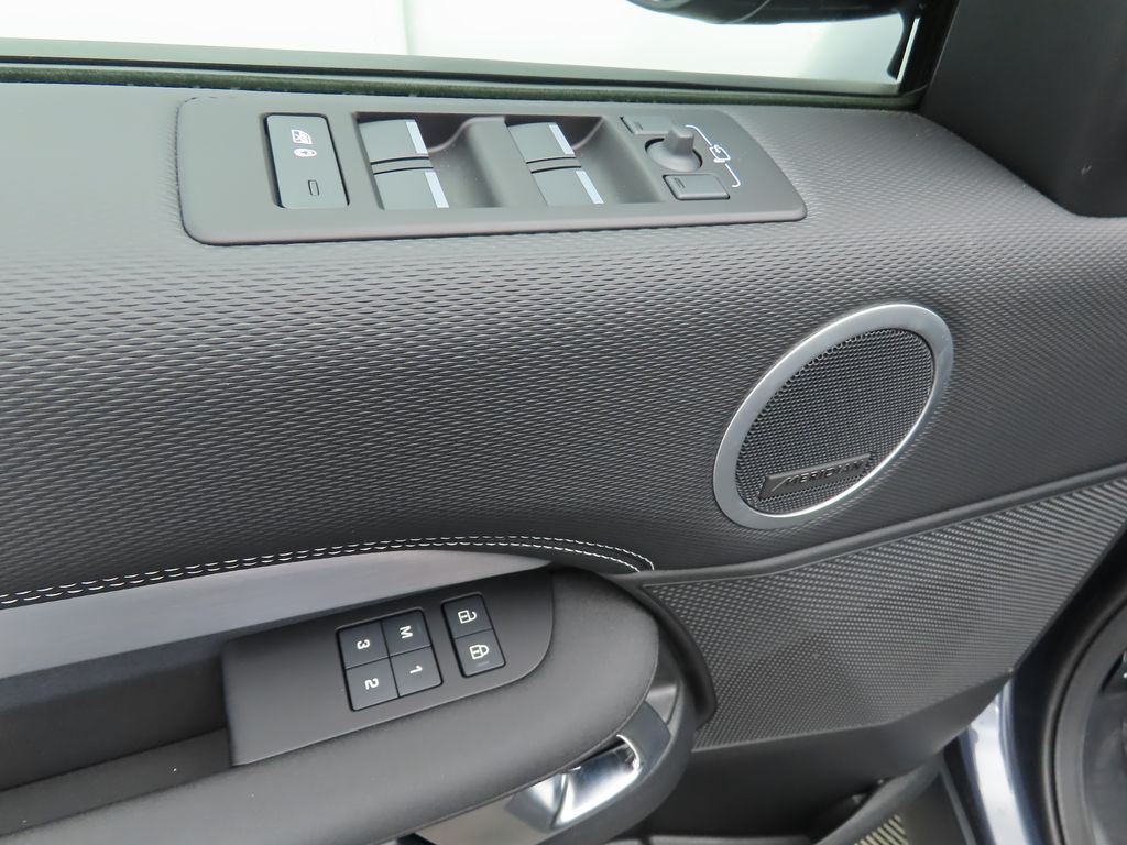 Thumbnail: 2026 Land Rover Discovery - 23