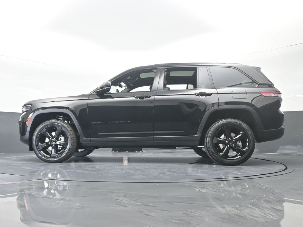New 2025 Diamond Black Crystal Pearlcoat Jeep Limited image 51