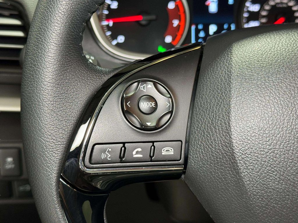 Used 2025 Labrador Black Pearl Mitsubishi SE image 9