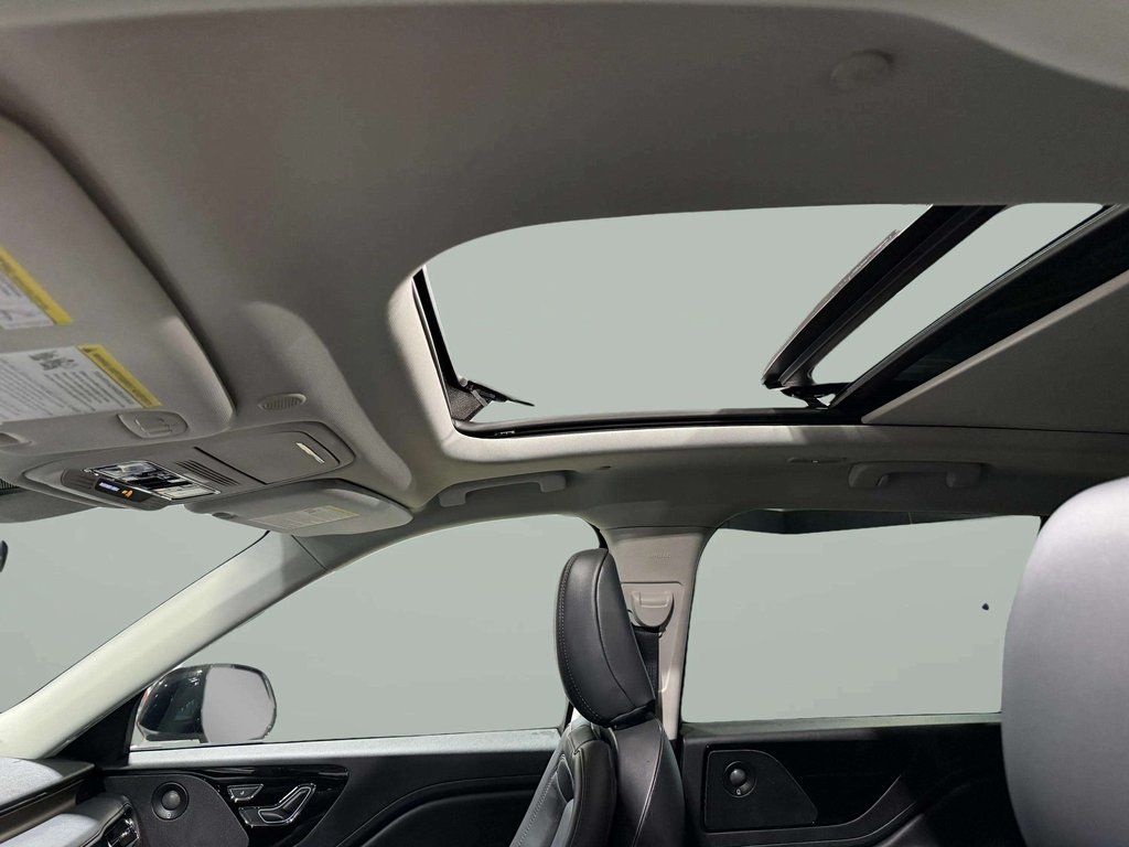 Certified Used 2025 Pristine White Metallic Tri-Coat Lincoln Reserve image 14