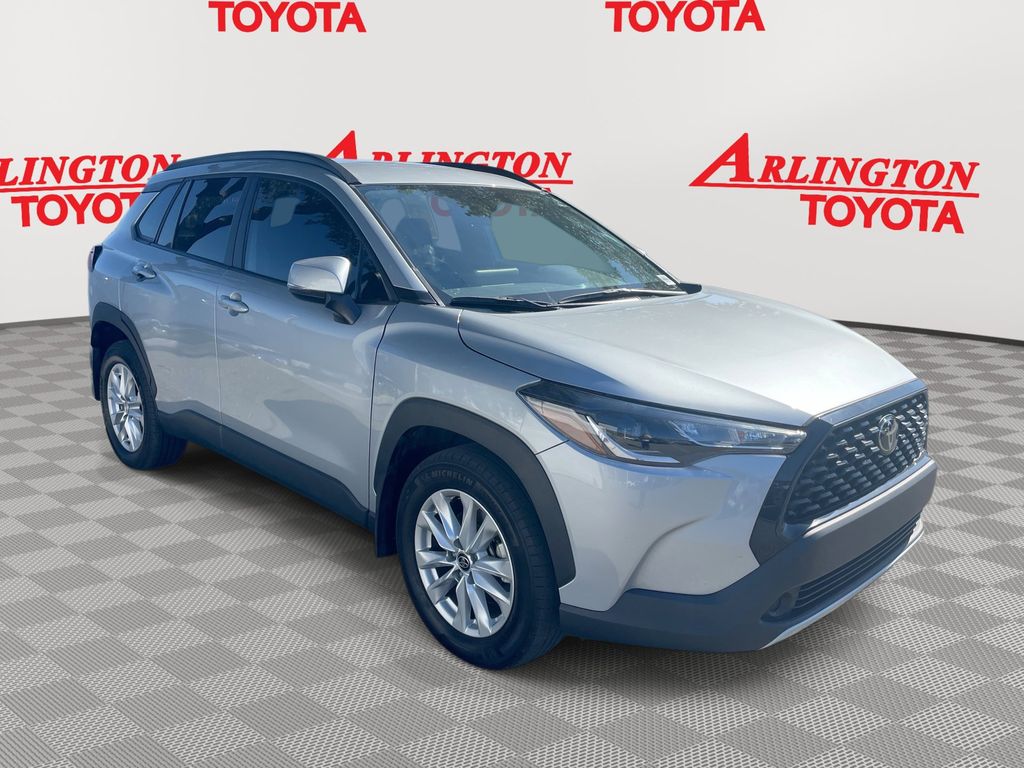 2024 Toyota Corolla Cross LE's photo