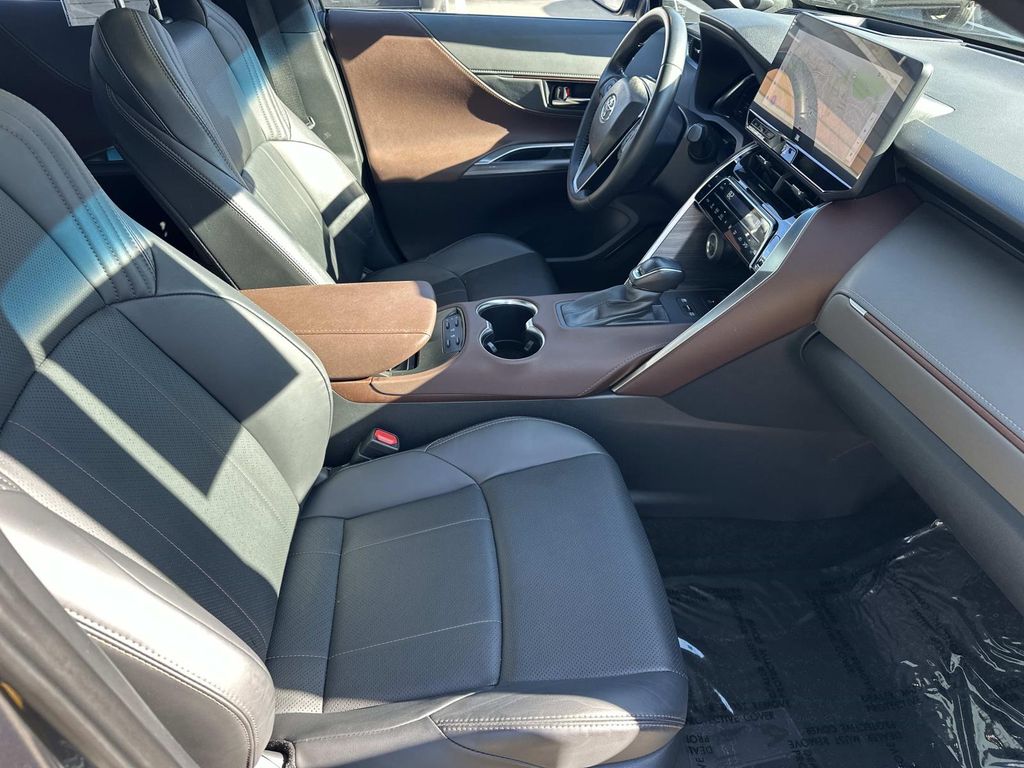 Thumbnail: 2023 Toyota Venza - 20