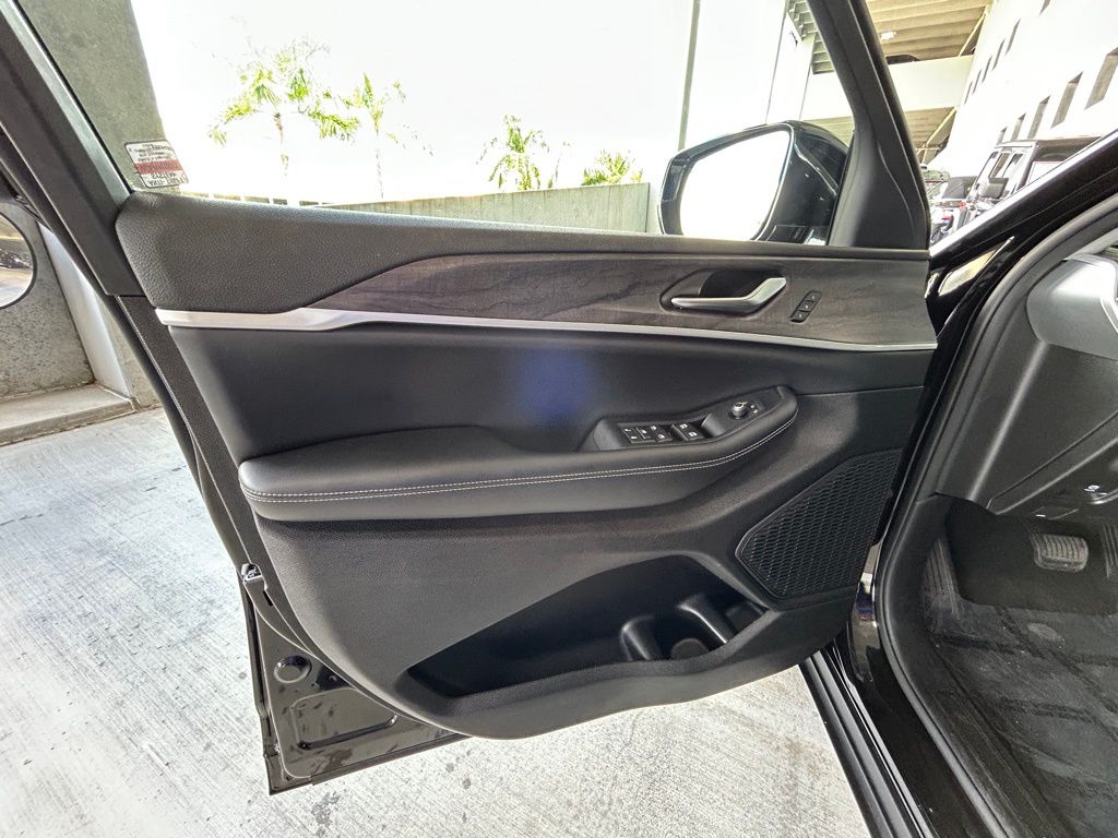 Used 2023 Diamond Black Crystal Pearlcoat Jeep Limited image 43