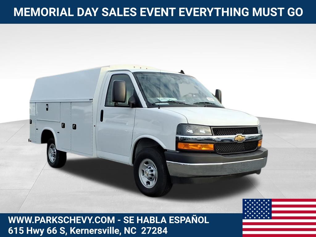 Summit White 2025 Chevrolet Express Chassis 3500 Cutaway 139 Van Rear-Wheel Drive 8-Speed Automatic