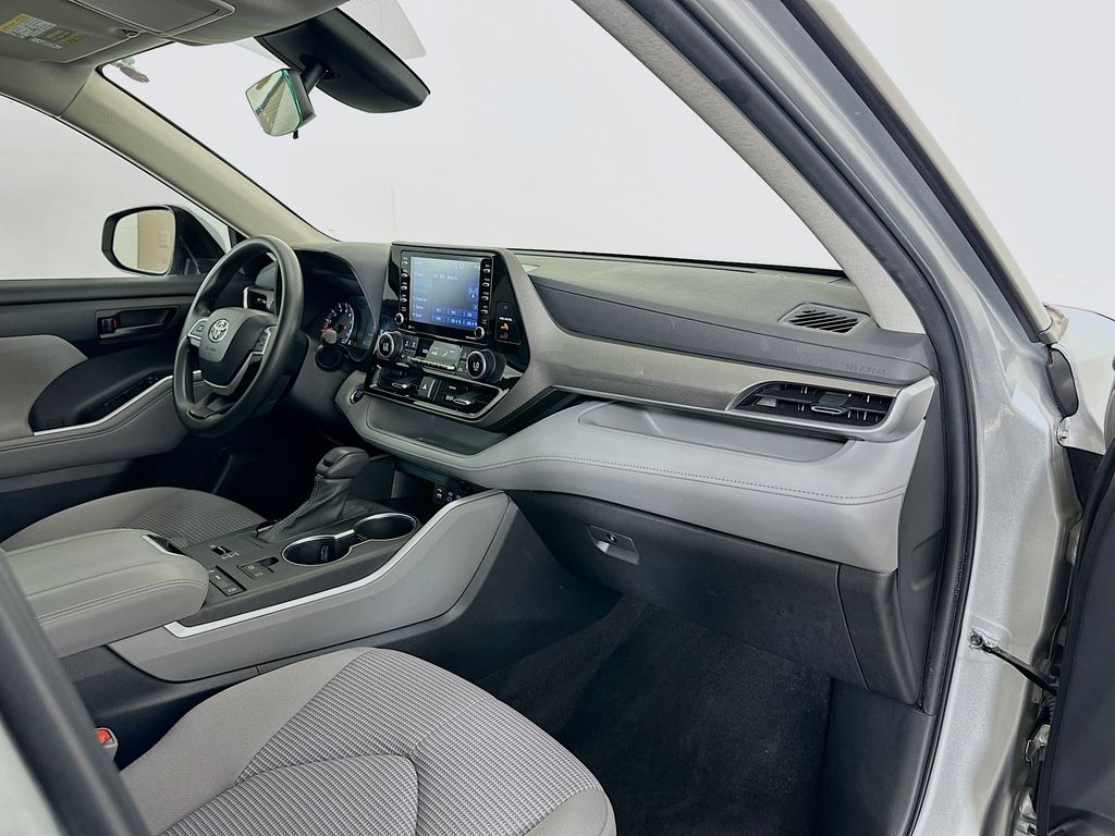 2022 Toyota Highlander L 28