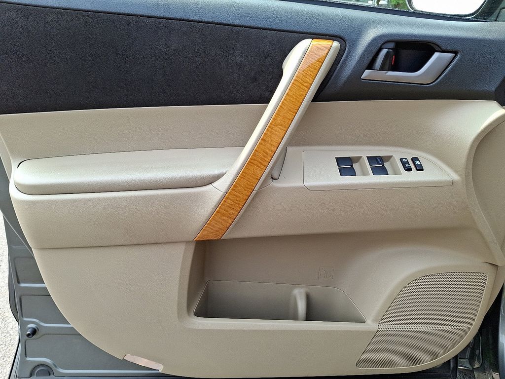 Thumbnail: 2009 Toyota Highlander - 12