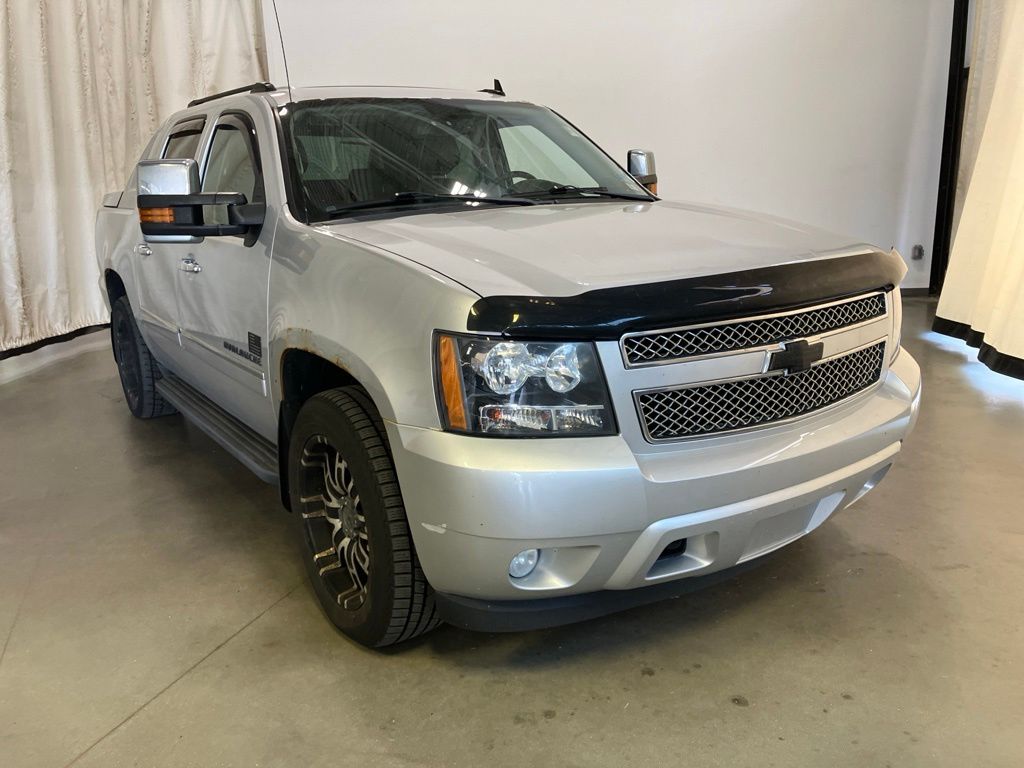 Silver Ice Metallic 2013 Chevrolet Avalanche LTZ Black Diamond Edition 4WD Pickup Truck Four-Wheel Drive 6-Speed Automatic