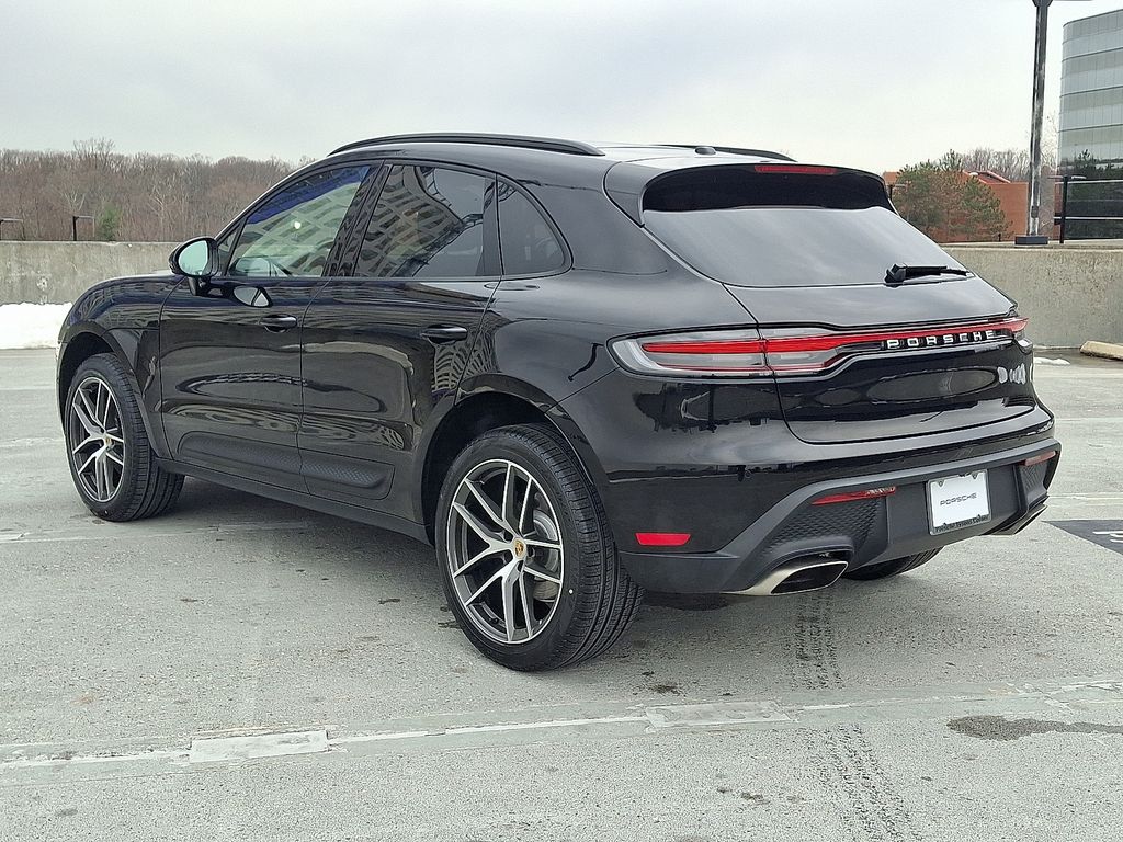 Thumbnail: 2026 Porsche Macan - 10