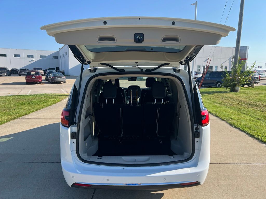 Used 2023 Chrysler Pacifica Van