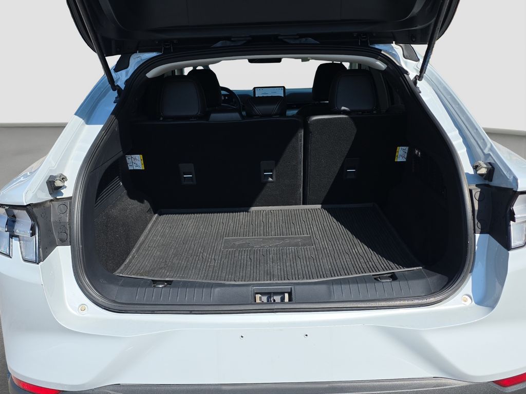 Used 2023 White Ford Select image 17