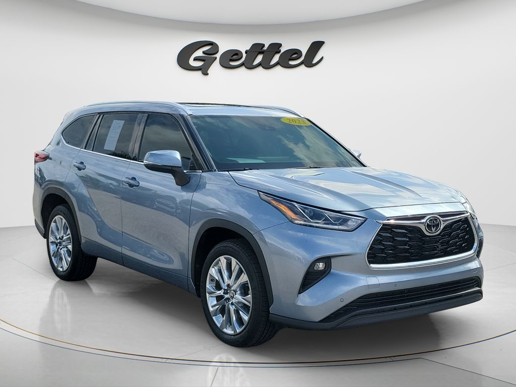 Used 2023  Toyota Limited image 3