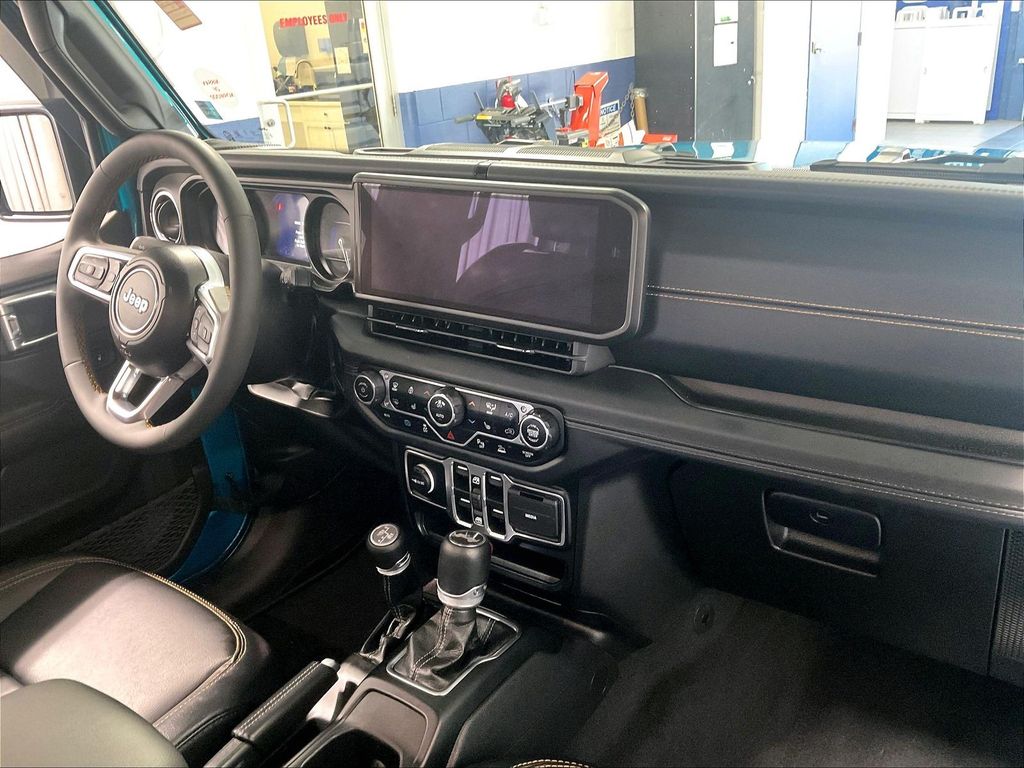 2024 Jeep Wrangler — photo 14