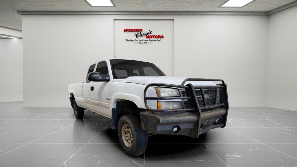 Summit White 2005 Chevrolet Silverado 2500HD Pickup Truck Four-Wheel Drive 5-Speed Automatic