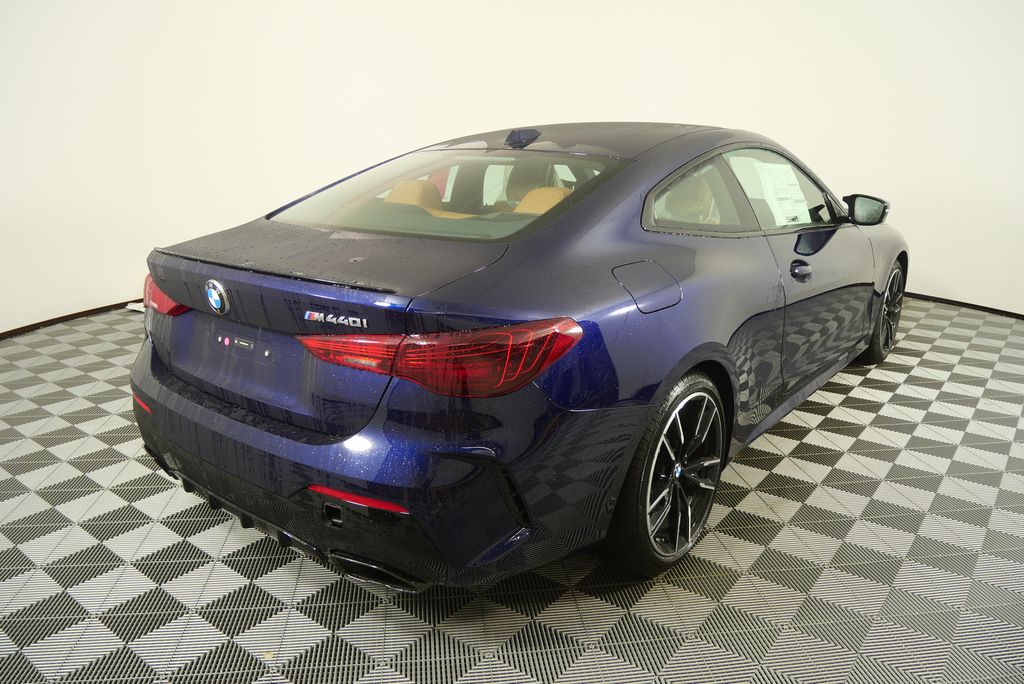 Thumbnail: 2026 BMW 4 Series - 4