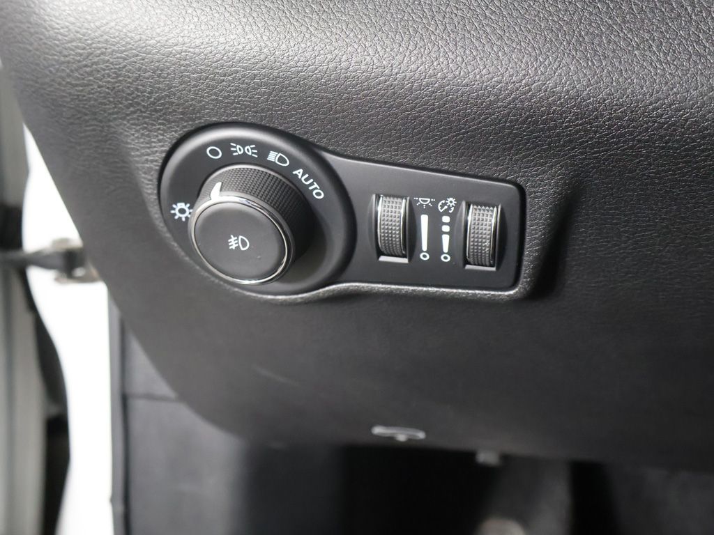 Used 2025 White Jeep Latitude image 34