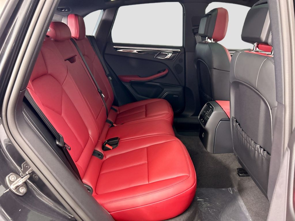 Thumbnail: 2026 Porsche Macan - 23