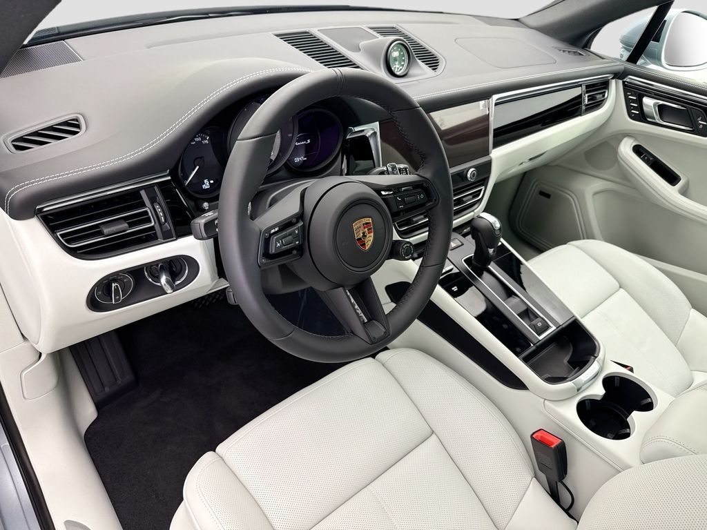Thumbnail: 2026 Porsche Macan - 4