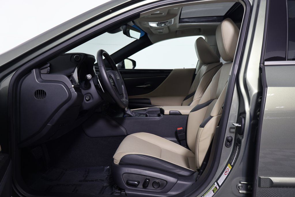 Thumbnail: 2019 Lexus ES - 10