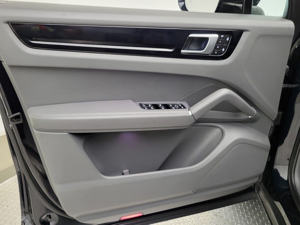 Thumbnail: 2022 Porsche Cayenne - 30