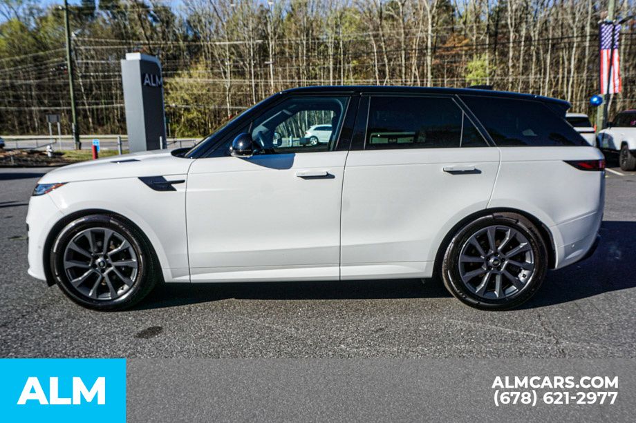 Used 2023 White Land Rover SE Dynamic image 7