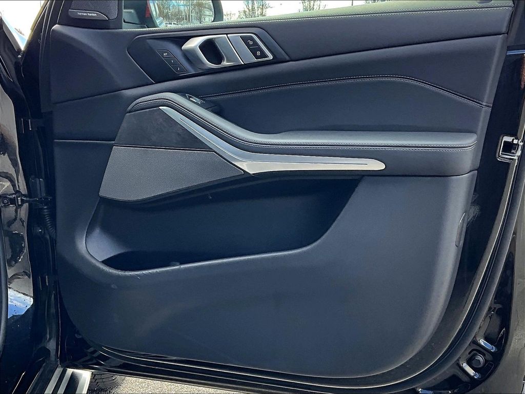 2025 BMW X7 — photo 12
