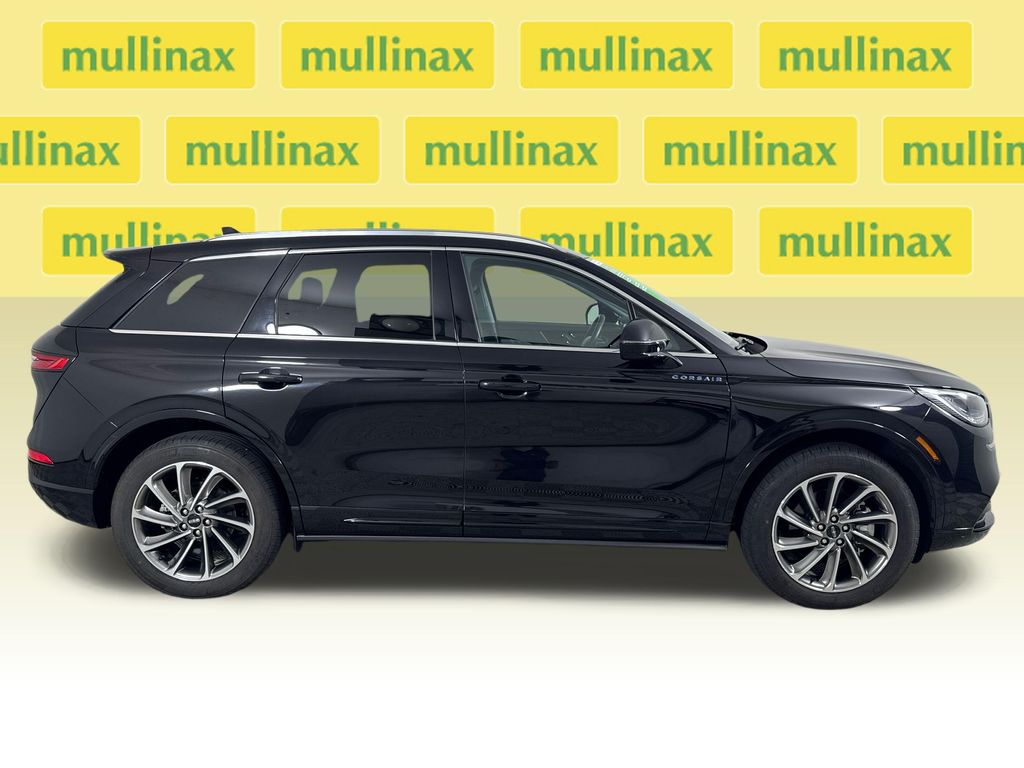Used 2022 Black Lincoln Grand Touring image 2