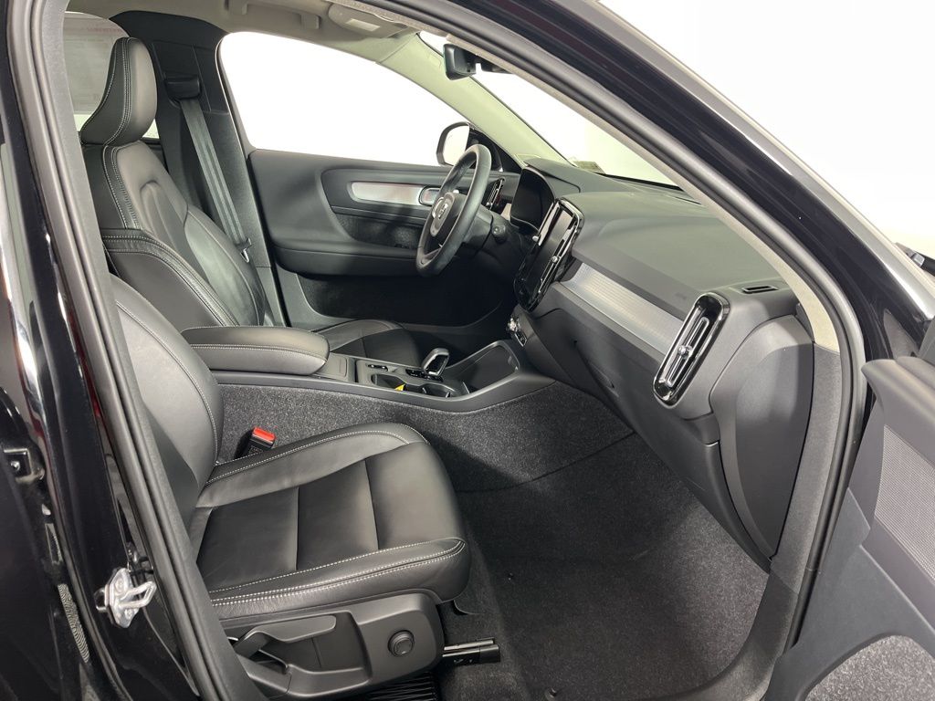 Thumbnail: 2022 Volvo XC40 - 8