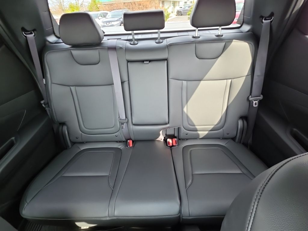Used 2025 Green Hyundai SEL image 27