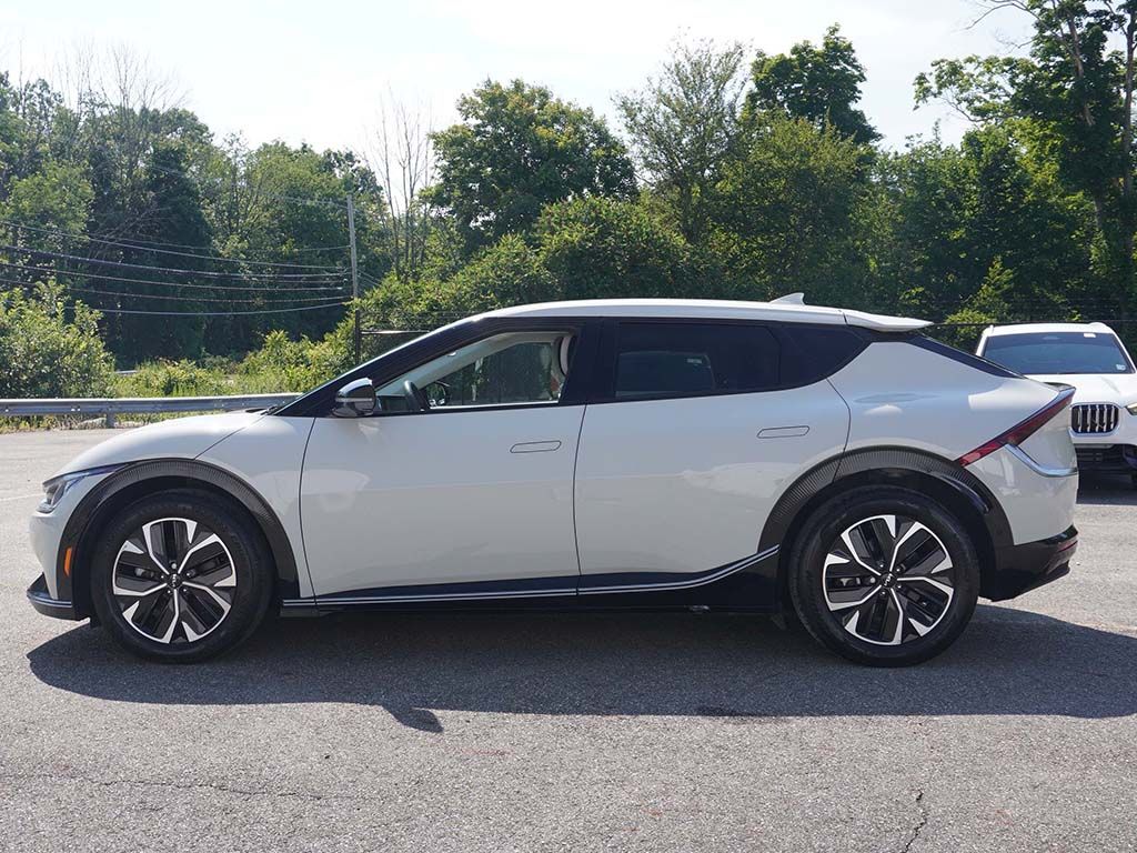 Used 2024 White Kia Wind image 16