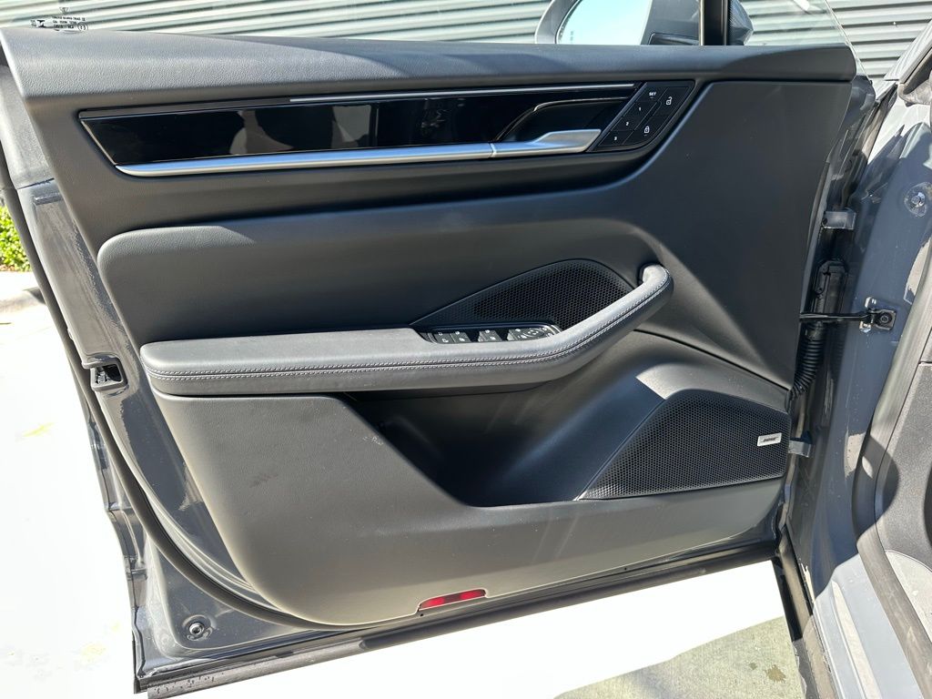 Thumbnail: 2025 Porsche Macan - 19