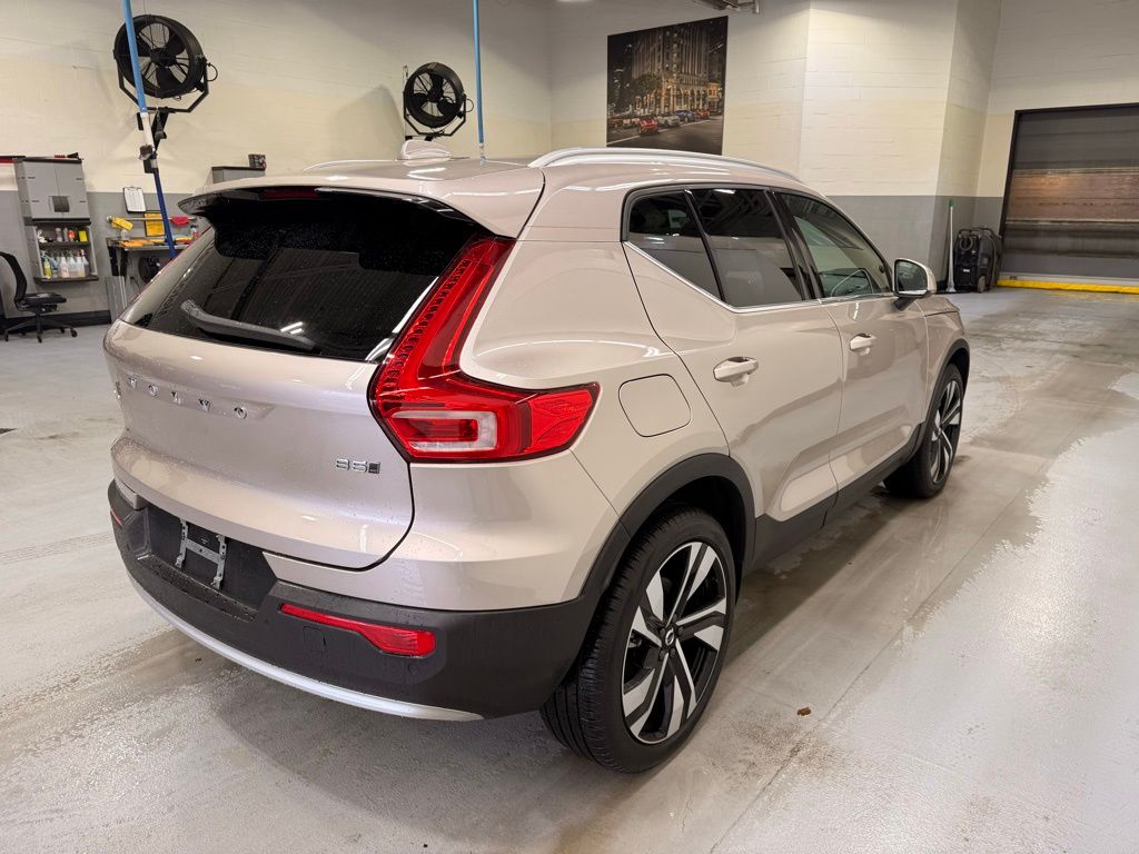 Thumbnail: 2024 Volvo XC40 - 6