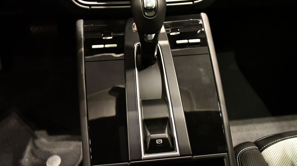 Thumbnail: 2026 Porsche Macan - 17