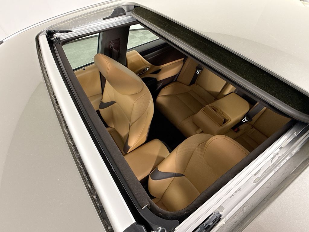 Thumbnail: 2020 Lexus ES - 22