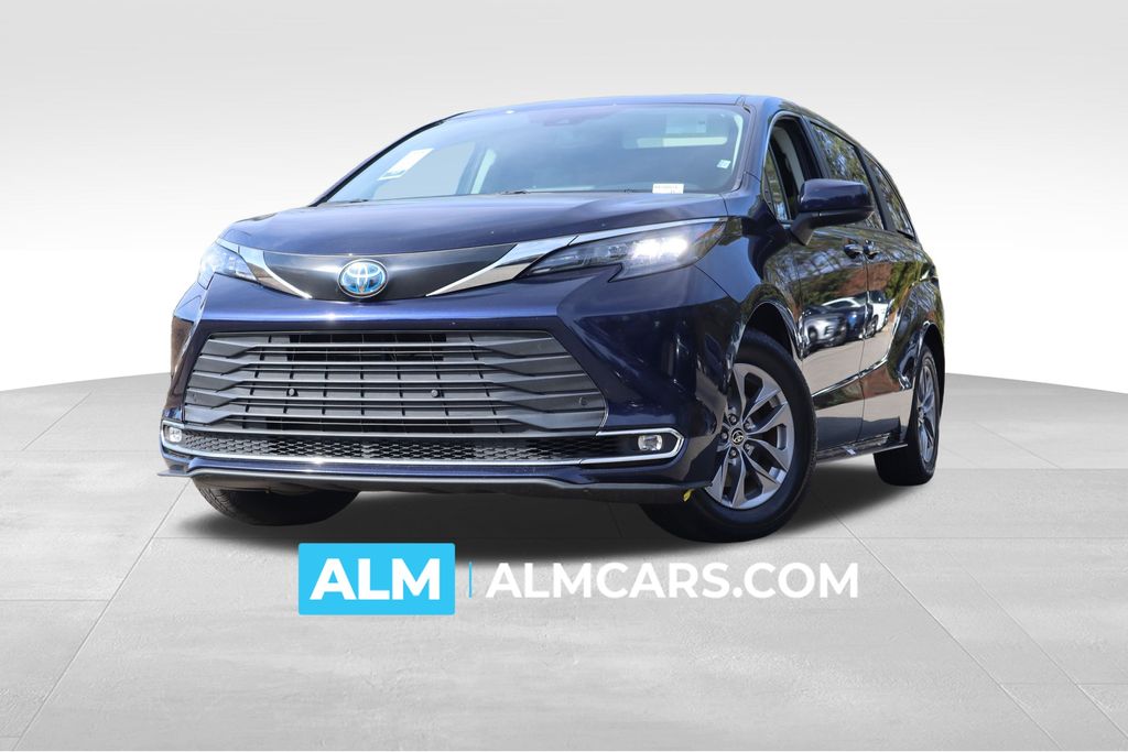 2024 Toyota Sienna XLE's photo