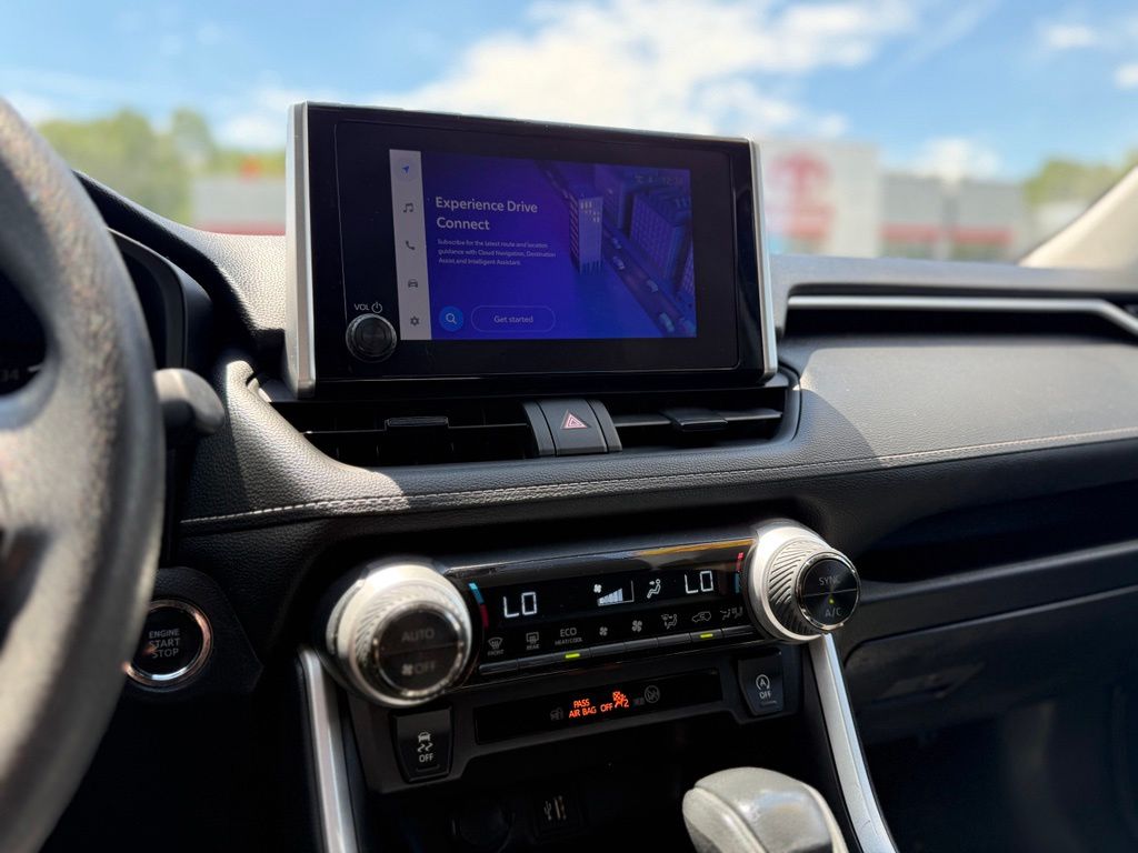 2024 Toyota RAV4 XLE - Photo 10
