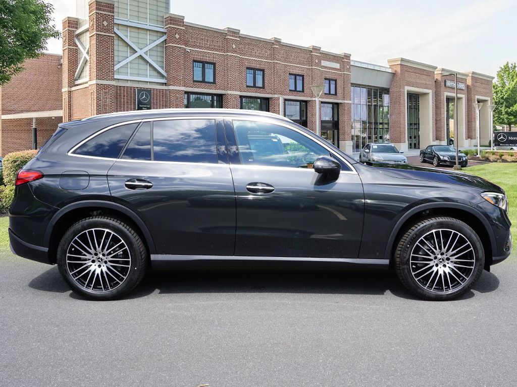 2025 Mercedes-Benz GLC 300 7