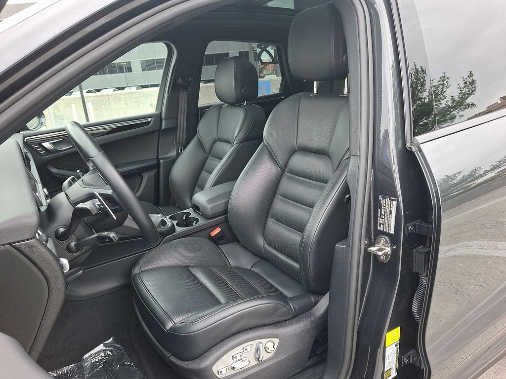 Thumbnail: 2024 Porsche Macan - 15