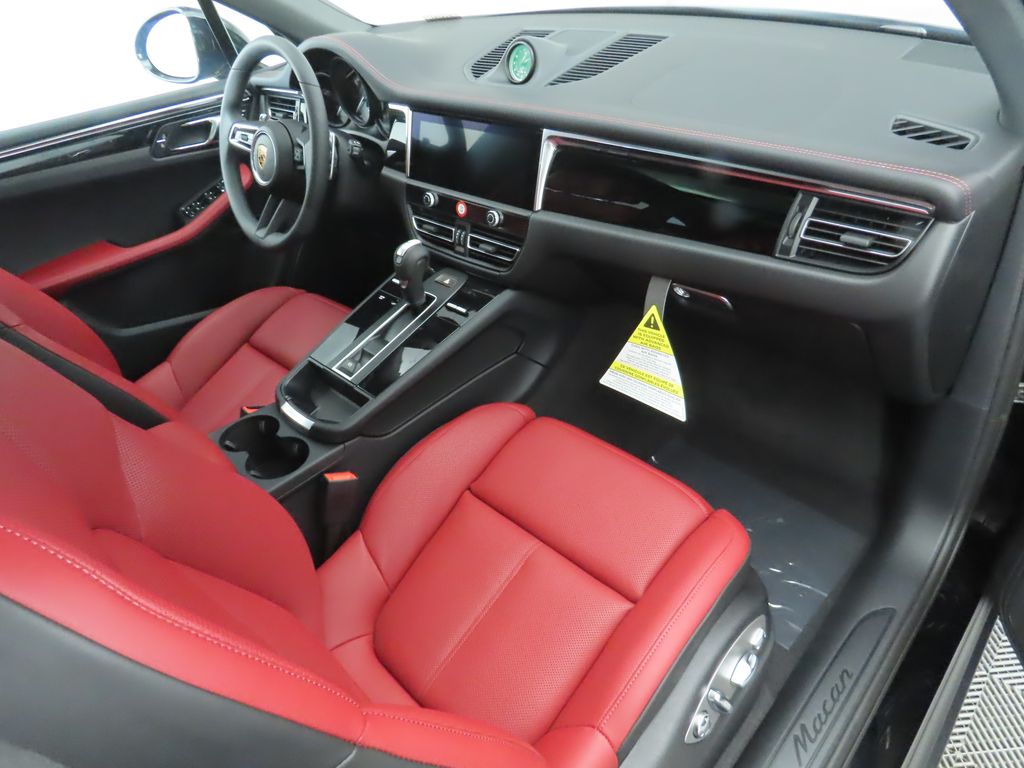 Thumbnail: 2025 Porsche Macan - 21