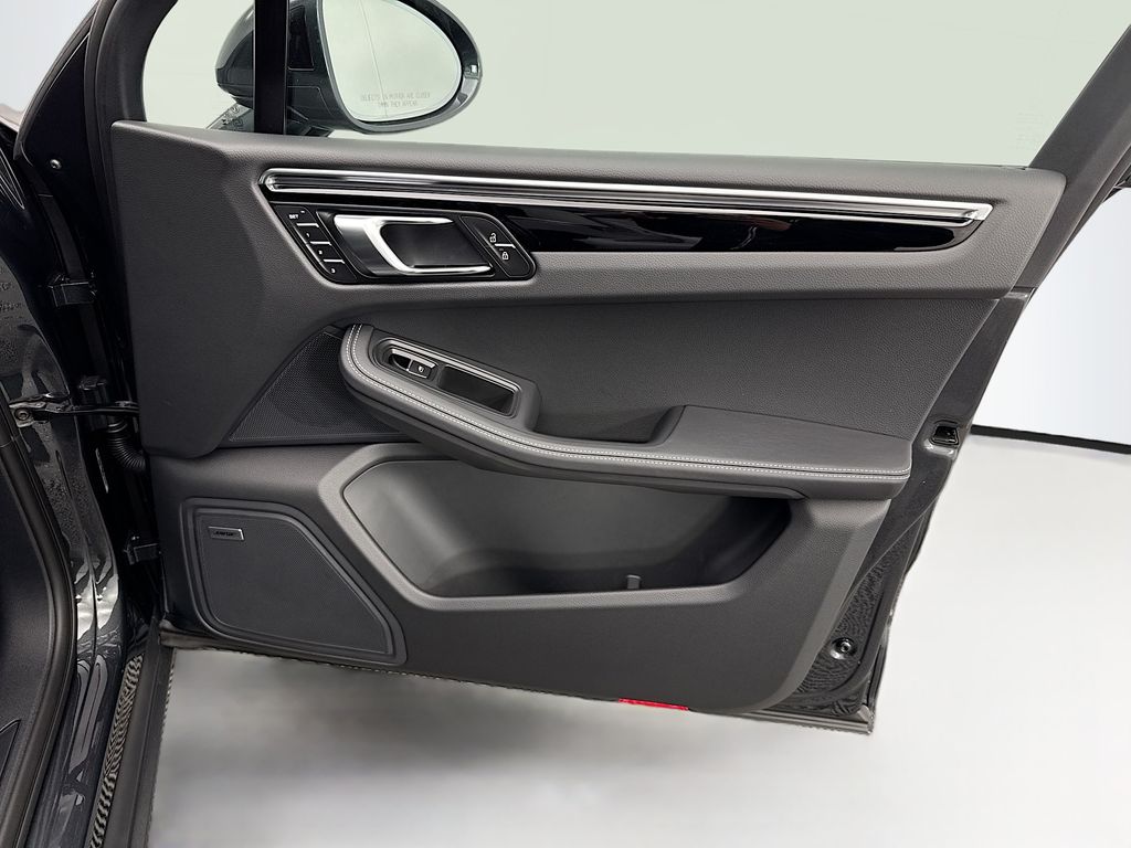 Thumbnail: 2026 Porsche Macan - 26