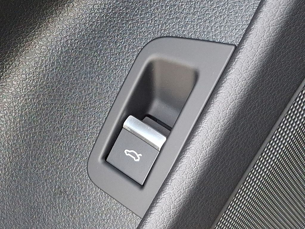 Thumbnail: 2023 Audi Q8 - 27