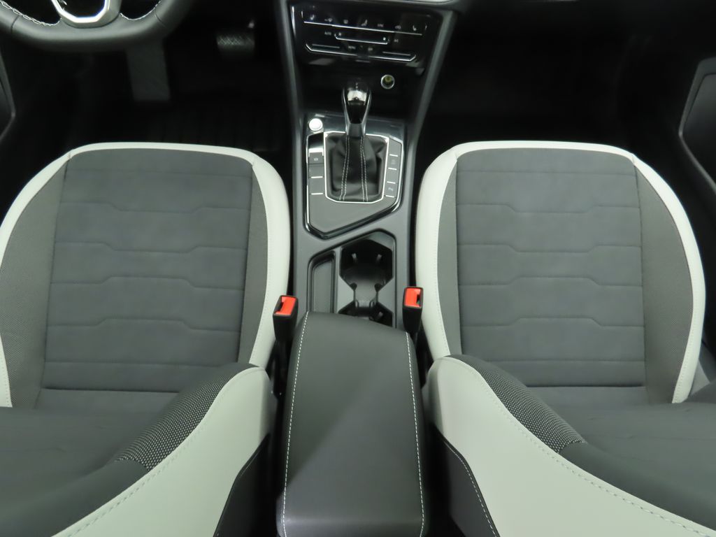 2025 Volkswagen Taos SE 17
