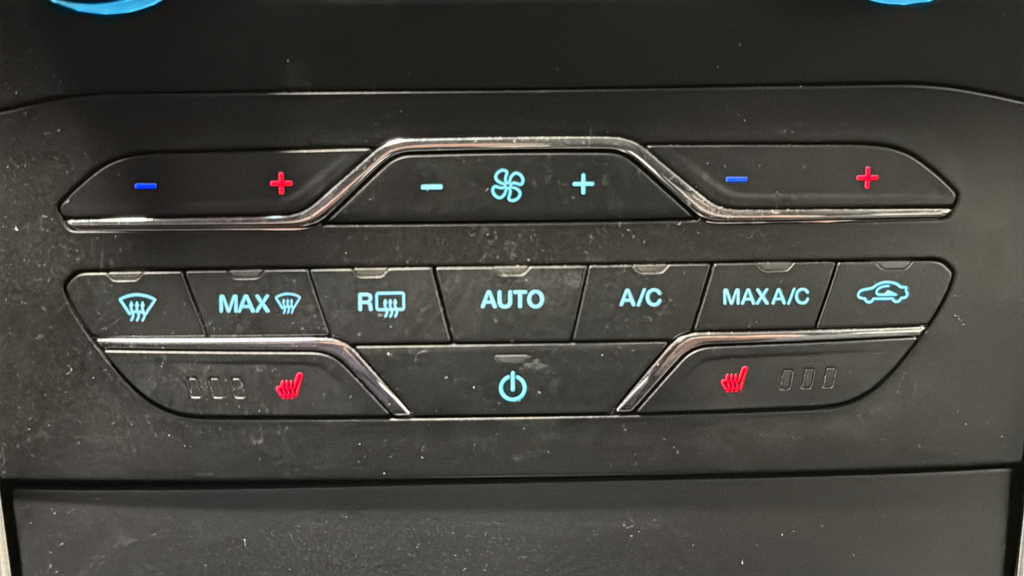 Used 2018 Shadow Black Ford SEL image 18
